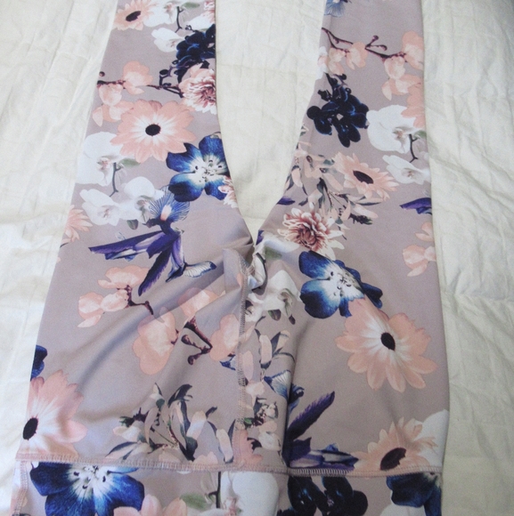 Ladies yoga pants size M - Picture 2 of 4